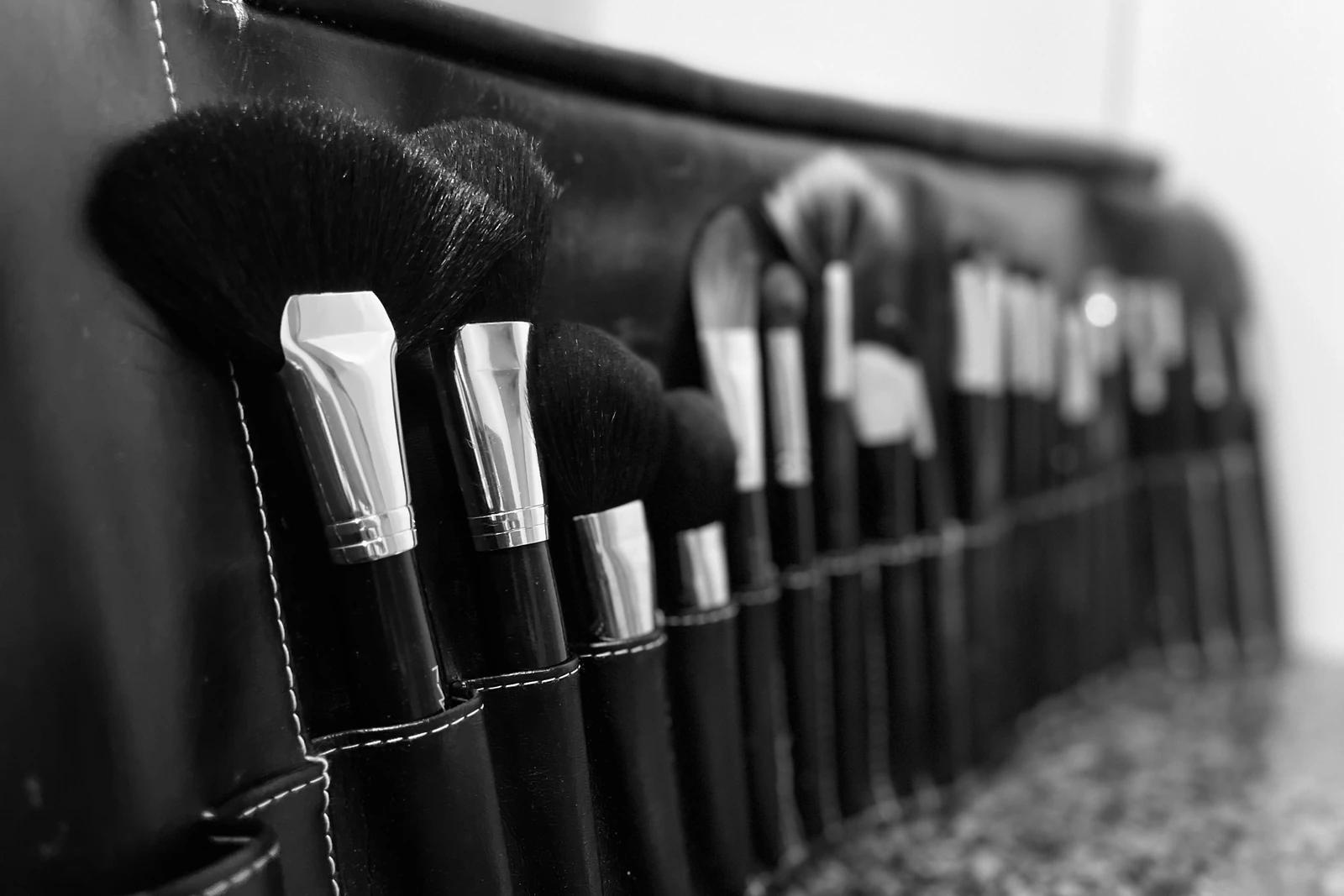 ヘアメイクで使う白黒のメイクブラシ